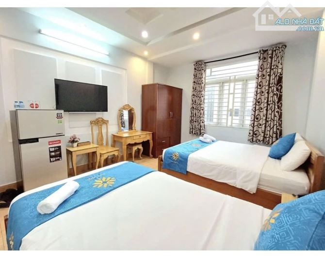 Bán CHDV quận 1, hẻm xe hơi, cách mặt tiền Nguyễn Thị Minh Khai chỉ 30m - 1