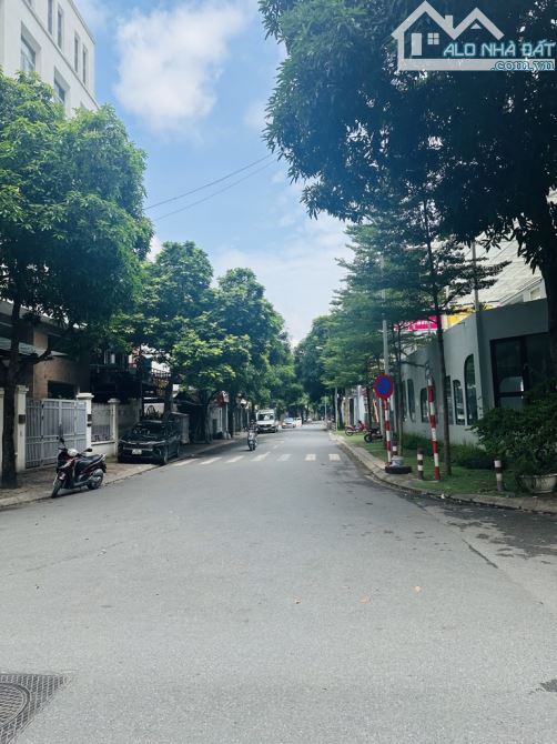 Bán nhà mặt phố Thọ Tháp, 210m2, 7 tầng, lô góc, 3 mặt tiền, kinh doanh, giá 153 tỷ. - 1