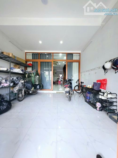 Bán nhà 3 tầng Q9 - 6.6 tỷ - Mặt tiền kinh doanh - 2 phút Xa lộ Hà Nội. - 1