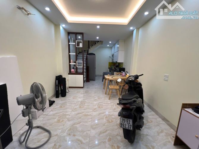 CHO THUÊ NGUYÊN CĂN NHÀ NGUYỄN VĂN CỪ- NGỌC LÂM - BỒ ĐỀ - Ô TÔ ĐỖ GẦN - 3PN - 1