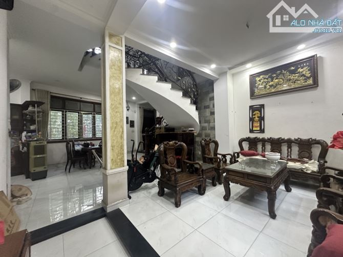 BÁN GẤP  BIỆT THỰ,  HAI MẶT TIỀN NHÁNH LÊ VĂN KHƯƠNG QUẬN 12, DT 515 M² (5.5× 40),  3 TẦNG - 14