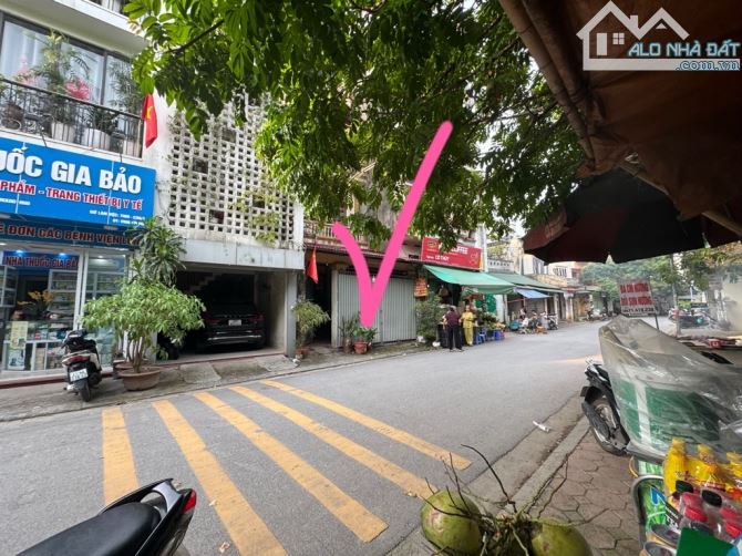 BÁN ĐẤT TẶNG NHÀ 3 TẦNG CŨ-SÁT CHỢ,CẠNH CÔNG VIÊN-ĐẰNG SAU KHU BT KHAI SƠN- VỈA HÈ - KINH - 2