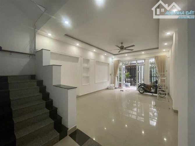 HÀ ĐẸP LÊ VĂN THỊNH XE HƠI NGỦ TRONG NHÀ DIỆN TÍCH 125M2 NHÀ 3 TẦNG MỚI TINH GIẢM CÒN 10 T - 2