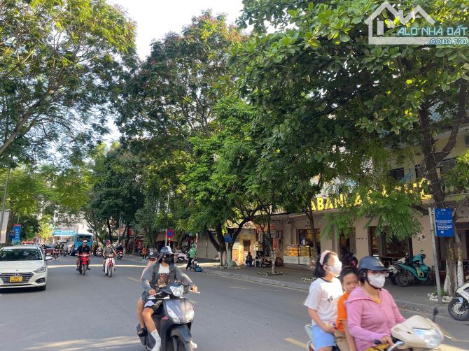 Chính chủ cần bán tòa 6 tầng- mới tinh- mặt phố Hoàng Ngân- 90m2- MT: 4.6m- 43 tỷ - 2
