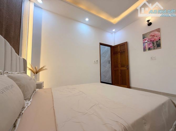 Nhà 3 tầng full nội thất, gần ngã tư ga giáp gò vấp, dt 4m*15m trệt 2 lầu 4pn, đường 8m - 2
