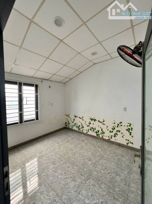 Nhà hẻm Thống Nhất - Nha Trang  Ko phải hẻm sâu nha. Chỉ cách đường lớn 1 căn nhà - 2