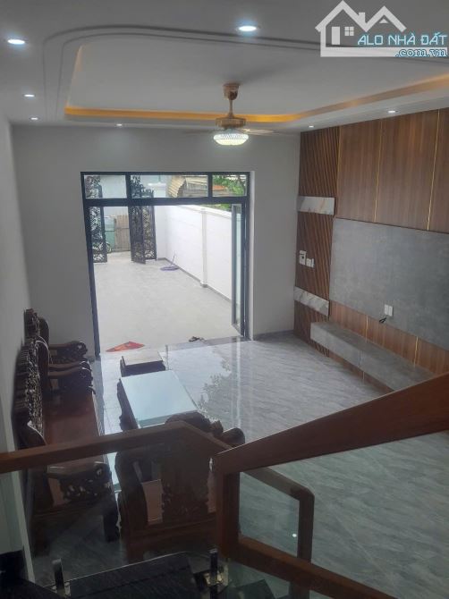 Bán nhà 1 trệt 1 lầu -  Công năng: PK lớn, bếp, phòng thờ, ban công, 3PN, 2WC - 2