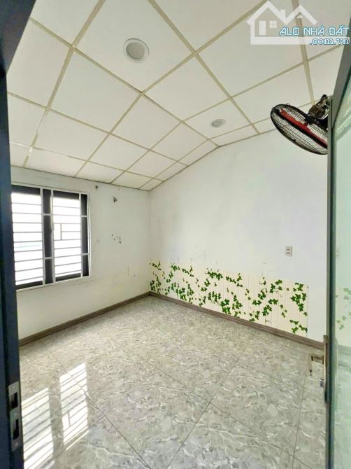 Chuyển nhượng căn nhà 3 mặt tiền hẻm Thống Nhất ngay Trung Tâm cạnh Cây Xăng Mã Vòng - 2