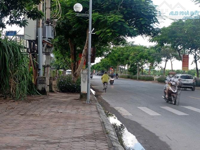 Bán đất Phúc Lợi tặng nhà cấp 4 có sẵn . Hàng xóm với Vinhome riverside - 2
