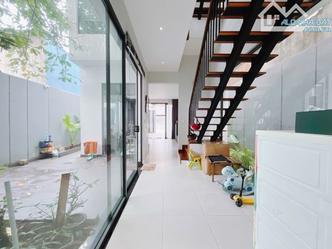 Mô tả vila sân vườn 2 mặt tiền, 4 mặt xung quanh thoáng mát, 3 tầng, 7.5x25. 213m2 giá 23ỷ - 2
