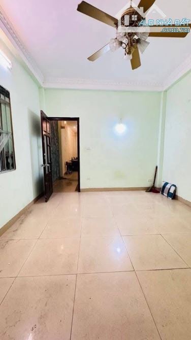 HÀNG HIẾM !! Tây Sơn, 53m, 6ngủ, Phân lô ô tô tránh, Ngõ thông kinh doanh, Sổ vuông nở hậu - 2