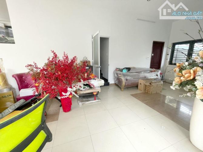 BIỆT THỰ BÌNH LỢI - SÁT SÔNG SÀI GÒN - PHÍA SAU CÓ 15 PHÒNG TRỌ CHO THUÊ - 292M2 - 3 TẦNG - 2