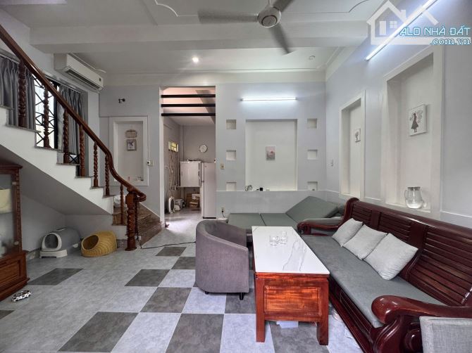 Căn nhà đẹp hẻm Thông Dã Tượng và Hoàng Diệu, cách Biển chỉ 300m. Dt gần 70m2, ngang 6,8M - 2