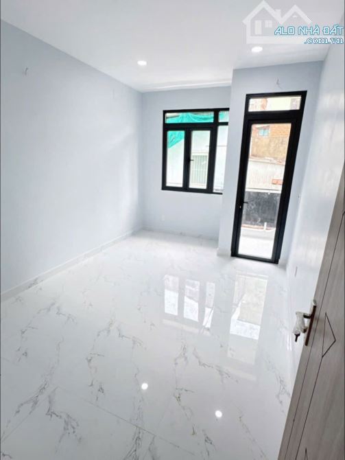 Nhà 3 tầng - Ngang 3.6 dài 9.5 - Hẻm 4m - Hoàng Diệu Q4. - 2