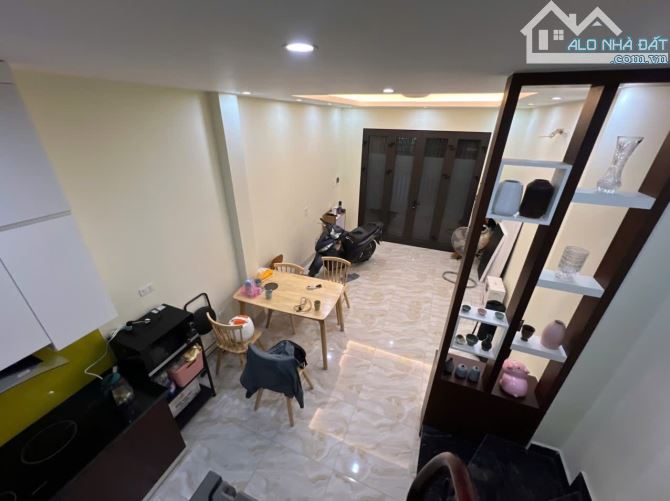 CHO THUÊ NGUYÊN CĂN NHÀ NGUYỄN VĂN CỪ- NGỌC LÂM - BỒ ĐỀ - Ô TÔ ĐỖ GẦN - 3PN - 2
