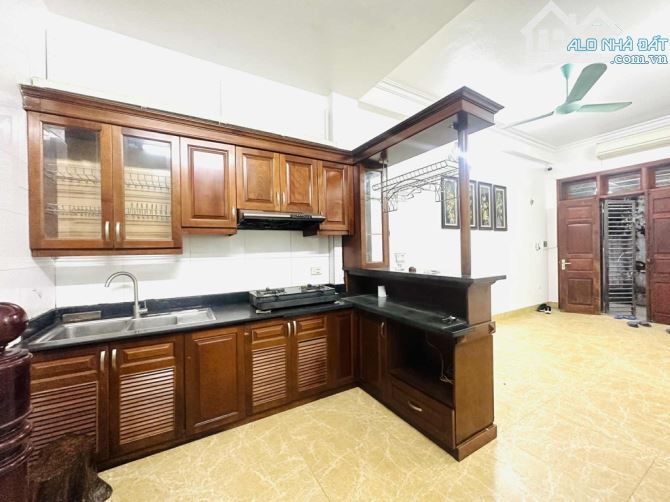 Bán nhà phố Việt Hưng 5 tầng 32m ô tô vào nhà - 2