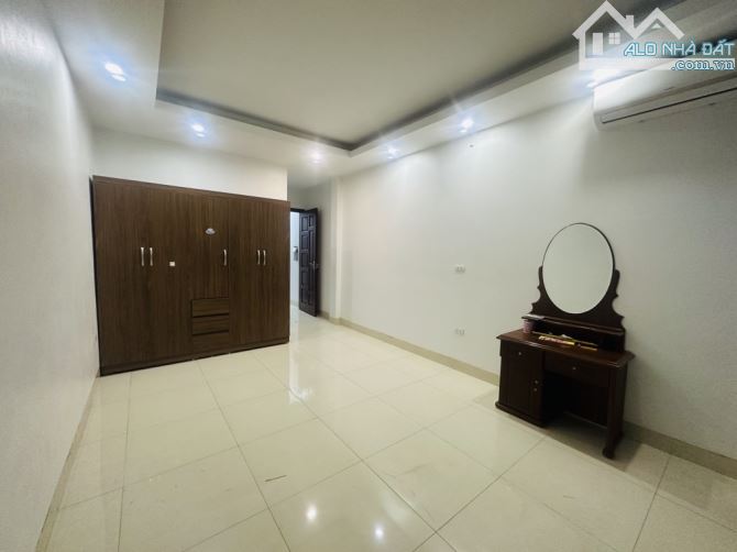 THANH AM 5 TẦNG -Ô TÔ ĐỖ CỔNG - VÀI BƯỚC CHÂN RA  MẶT PHỐ -GIÁ 5TỶ NHỈNH - 3
