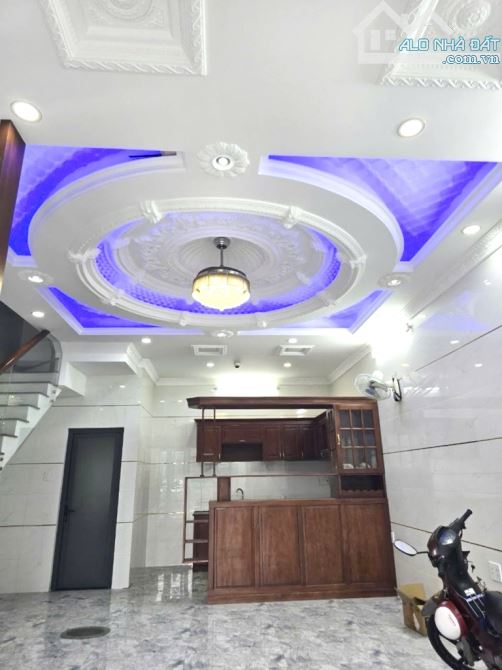 NHÀ 4 TẦNG MỚI ĐẸP LUNG LINH - HỒ VĂN LONG -NGANG 5.6M - HẺM 8M CÓ VỈA HÈ -  NHỈNH 6 TỶ - 3
