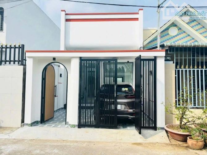 Chú 6 Bán gấp căn nhà ở Tân Thông Hội – Củ Chi. Cách QL22 chỉ 400m. DT 125m2, giá chỉ có 8 - 3