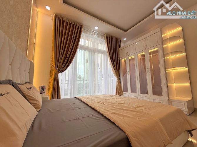Nhà 3 tầng full nội thất, gần ngã tư ga giáp gò vấp, dt 4m*15m trệt 2 lầu 4pn, đường 8m - 3