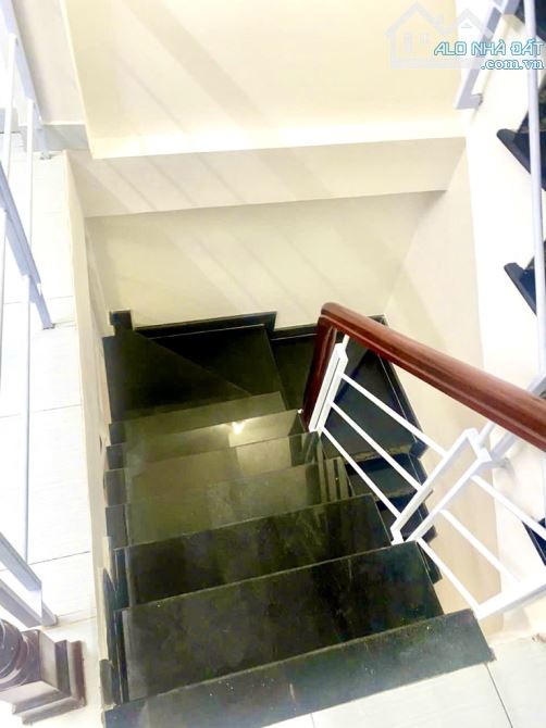 CHƯA ĐẾN 9 TỶ - có ngay nhà hẻm xe hơi đỗ cửa Quận 3 - gần 40m2, 3 tầng, vị trí cực đẹp. - 3