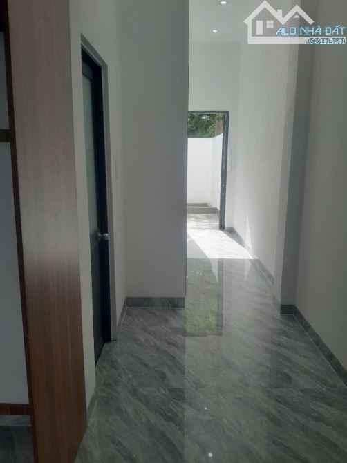 Bán nhà 1 trệt 1 lầu -  Công năng: PK lớn, bếp, phòng thờ, ban công, 3PN, 2WC - 3