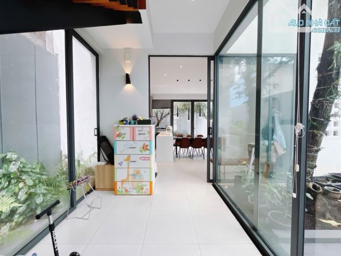 Mô tả vila sân vườn 2 mặt tiền, 4 mặt xung quanh thoáng mát, 3 tầng, 7.5x25. 213m2 giá 23ỷ - 3