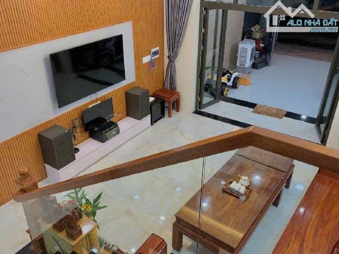 Bán nhà mặt tiền 4 tầng Q9 - Chỉ 6.9 tỷ - Nhà cực đẹp và sang - Giá trị xây dựng 3 tỷ. - 3