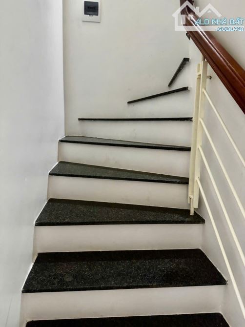 Cho thuê nhà  ngõ 107 Tôn Đức, 38m2 x 4 tầng, 5 ngủ, 4 wc.16,5 Triệu/th - 3