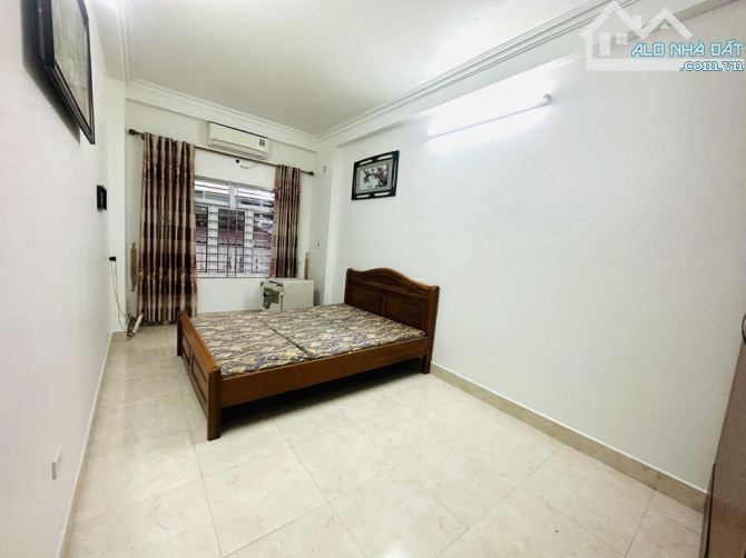 Bán nhà phố Việt Hưng 5 tầng 32m ô tô vào nhà - 3