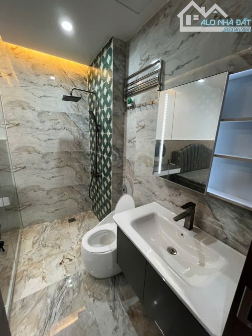 Bán toà căn hộ dịch vụ 18 phòng khu phân lô Văn Cao - 240m2 - ngang 12m - giá 23 tỷ - 3