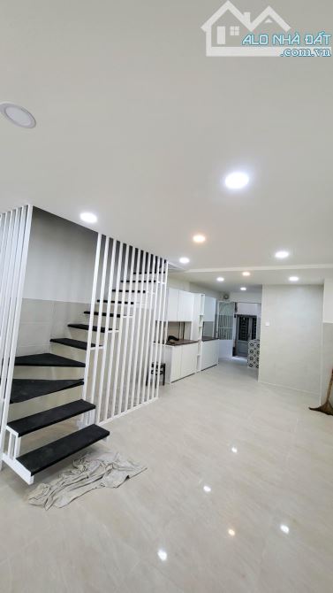 Quận 7, nhà 2 lầu hẻm ba gác cách MT Nguyễn Thị Thập 20m, 3,5x12m, chỉ 3,3 tỷ - 4