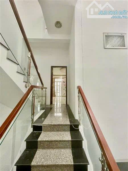 HÀ ĐẸP LÊ VĂN THỊNH XE HƠI NGỦ TRONG NHÀ DIỆN TÍCH 125M2 NHÀ 3 TẦNG MỚI TINH GIẢM CÒN 10 T - 4