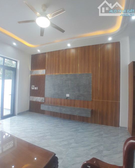 Bán nhà 1 trệt 1 lầu -  Công năng: PK lớn, bếp, phòng thờ, ban công, 3PN, 2WC - 4