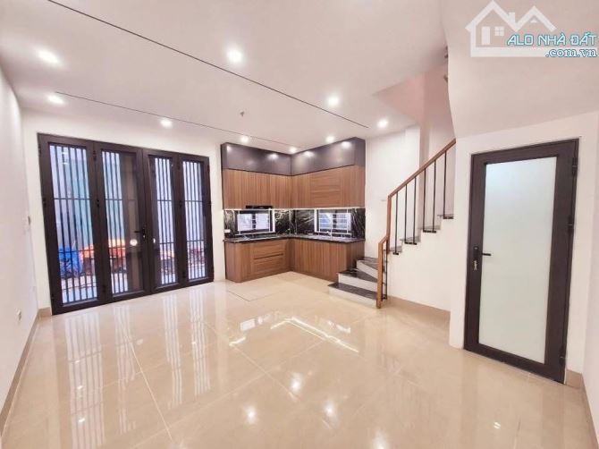 TT VIỆT HƯNG NHÀ HOA LÂM PHỐ - VÀI BƯỚC CHÂN Ô TÔ ĐỖ - NGÕ THÔNG 48 NGÔ GIA TỰ - THOÁNG - 5