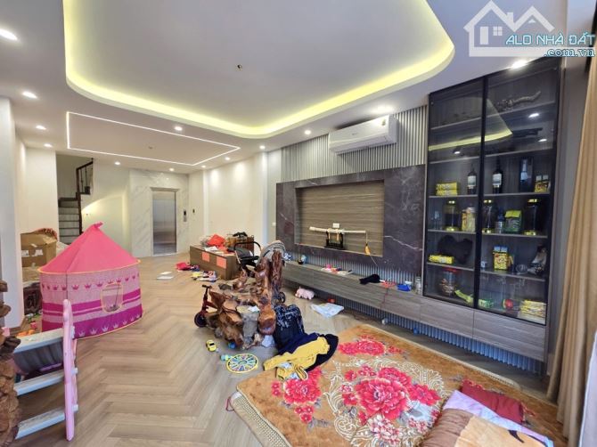 Bán nhà 6 tầng, thang máy, ô tô vào nhà tại Long Biên - 45m2/ 14.4 tỷ, gần Trường Quốc tế - 5