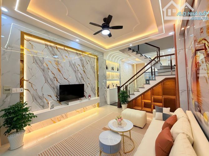 Nhà 3 tầng full nội thất, gần ngã tư ga giáp gò vấp, dt 4m*15m trệt 2 lầu 4pn, đường 8m - 5