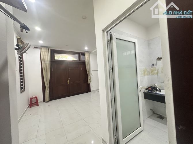 BÁN GẤP  BIỆT THỰ,  HAI MẶT TIỀN NHÁNH LÊ VĂN KHƯƠNG QUẬN 12, DT 515 M² (5.5× 40),  3 TẦNG - 5