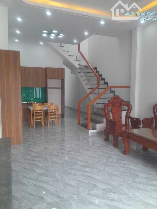 Bán nhà 1 trệt 1 lầu -  Công năng: PK lớn, bếp, phòng thờ, ban công, 3PN, 2WC - 5