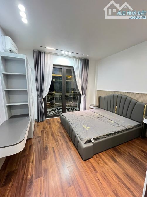 Bán toà căn hộ dịch vụ 18 phòng khu phân lô Văn Cao - 240m2 - ngang 12m - giá 23 tỷ - 5
