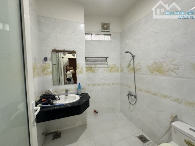 BÁN GẤP  BIỆT THỰ,  HAI MẶT TIỀN NHÁNH LÊ VĂN KHƯƠNG QUẬN 12, DT 515 M² (5.5× 40),  3 TẦNG - 6