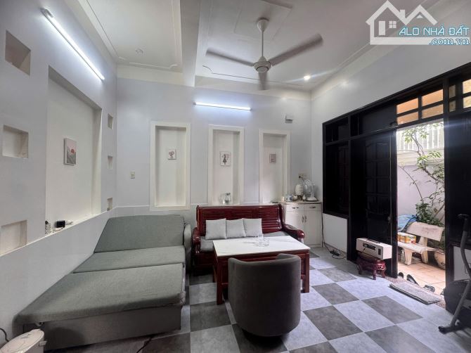 Căn nhà đẹp hẻm Thông Dã Tượng và Hoàng Diệu, cách Biển chỉ 300m. Dt gần 70m2, ngang 6,8M - 7