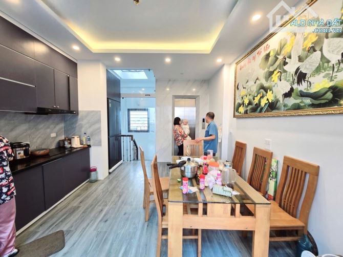 Bán nhà 6 tầng, thang máy, ô tô vào nhà tại Long Biên - 45m2/ 14.4 tỷ, gần Trường Quốc tế - 8