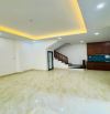 Cần bán gấp nhà Đức Giang, Long Biên, Ô tô đô cổng, Dt: 30m2, giá: 5.6 tỷ