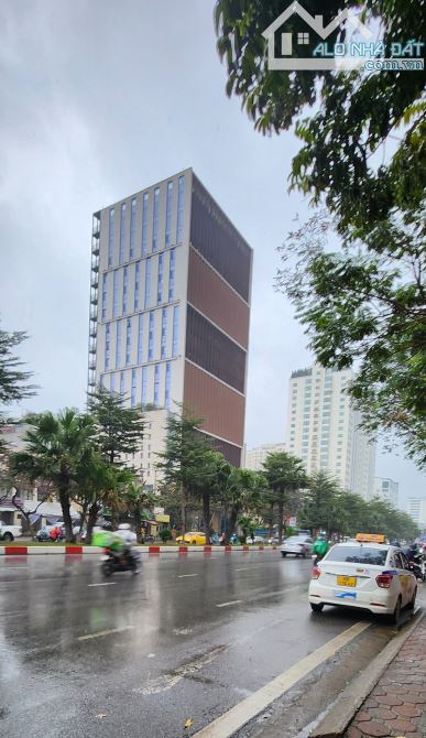 MẶT PHỐ HOÀNG QUỐC VIỆT - TÒA VP LÔ GÓC 240M2 - 10 TẦNG - MT 11M - VỈA HÈ RỘNG 8M - 2