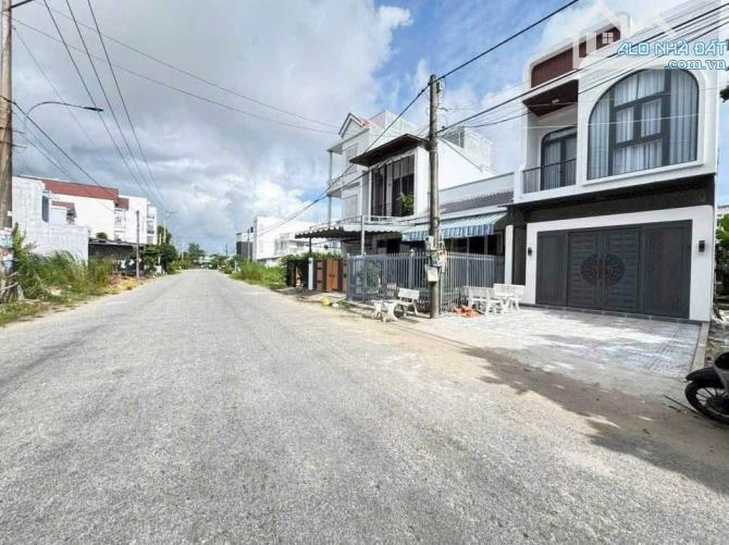 Cần Bán Lại Căn Nhà Lầu NgaY GẦN VÒNG XOAY CỔNG 11 - PHƯỚC TÂN