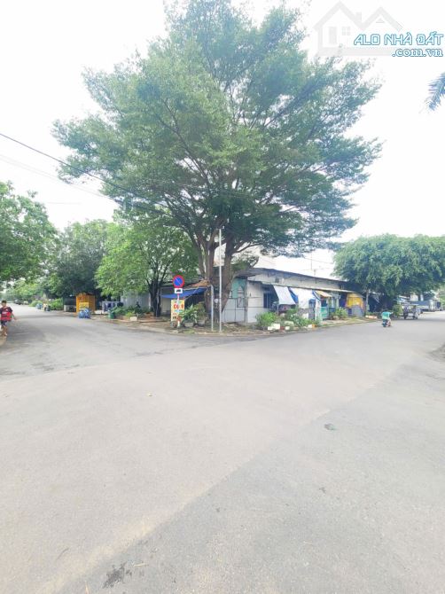 Bán nhà cấp 4, 10 phòng trọ góc 2MT KDC Đông An p.Tân Đông Hiệp Tp.Dĩ An chỉ 10tyTL M7405
