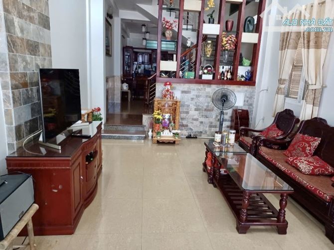 Bán nhà mặt tiền đường Nguyễn Du, kẹp kiệt thoáng mát.