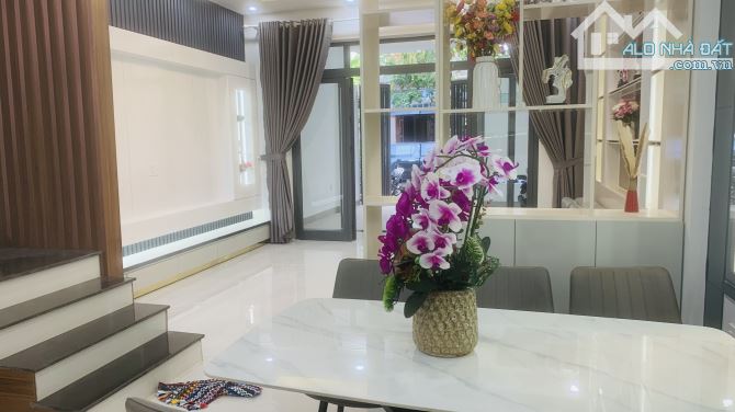 NHÀ 3 TẦNG- BA BƯỚC CHÂN RA BIỂN - MỚI- Ở NGAY