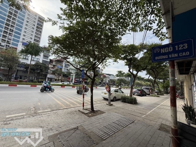 Bán nhà khu vực phố văn cao.quận ba đình .Diện tích 57